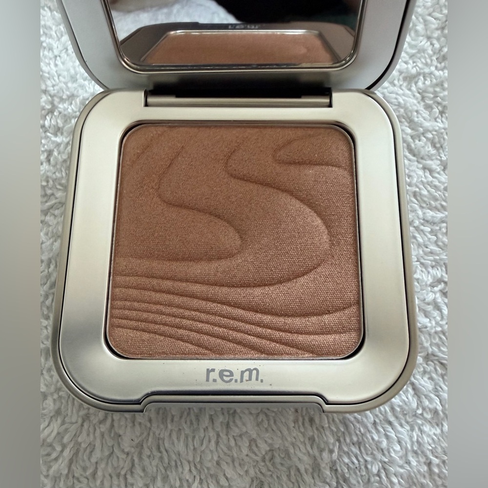 R.E.M. Beauty Interstellar Highlight Topper in Miss Saturn ** - Picture 5 of 6